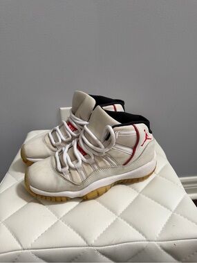 Jordan 11 - Platinum Tint